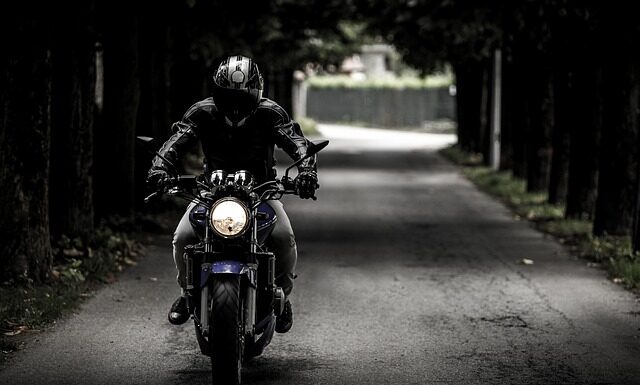 Czy rowerzysta może jechać lewą stroną drogi?