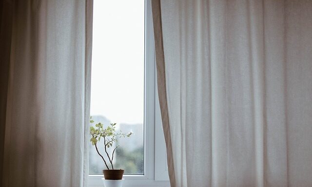 Czy zasłony powinny dotykać ziemi?