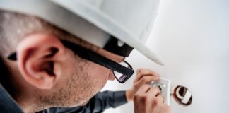 Czy w przyczepce rowerowej dziecko musi być w kasku?